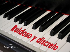 Ruidoso y discreto